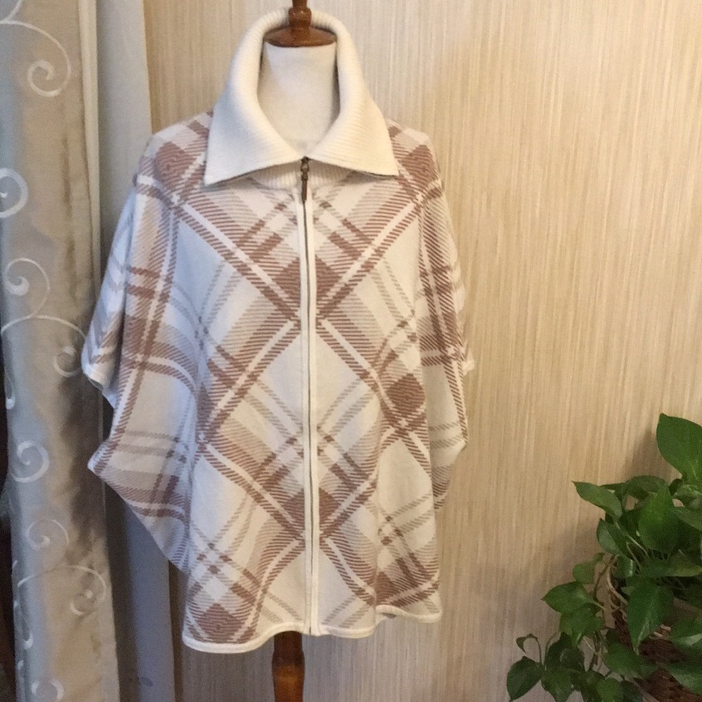 Ladies Max Studio cape.